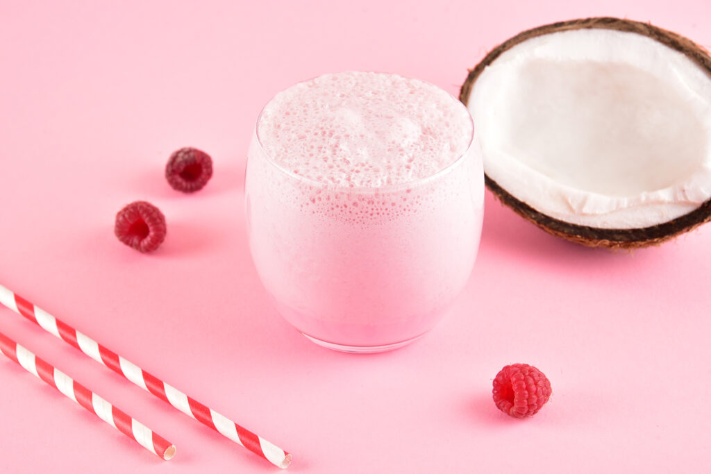 Koktajle odchudzające z mlekiem kokosowym i malinami są popularnym wyborem dla osób, które chcą schudnąć lub utrzymać swoją wagę, ponieważ zawierają składniki, które mogą pomóc w procesie odchudzania.
