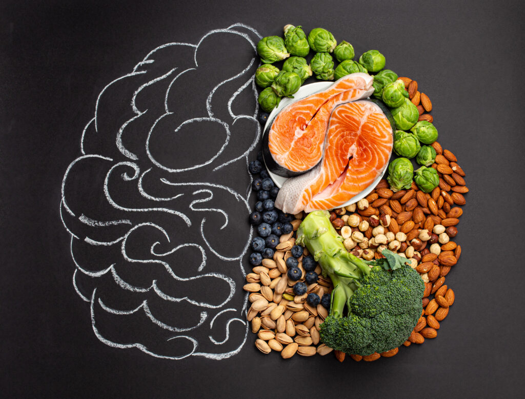 Dieta MIND (Mediterranean-DASH Intervention for Neurodegenerative Delay) to plan żywieniowy, który integruje elementy diety śródziemnomorskiej i diety DASH (Dietary Approaches to Stop Hypertension) w celu wspierania zdrowia mózgu. Filozofia diety MIND opiera się na skoncentrowanym spożyciu pokarmów uznanych za korzystne dla funkcji poznawczych. Dieta ta kładzie duży nacisk na spożywanie warzyw, owoców, orzechów, ryb, pełnoziarnistych produktów zbożowych, oliwy z oliwek oraz innych zdrowych tłuszczów. Jednocześnie zaleca się ograniczenie spożycia czerwonego mięsa, produktów mlecznych o wysokiej zawartości tłuszczu oraz słodyczy.